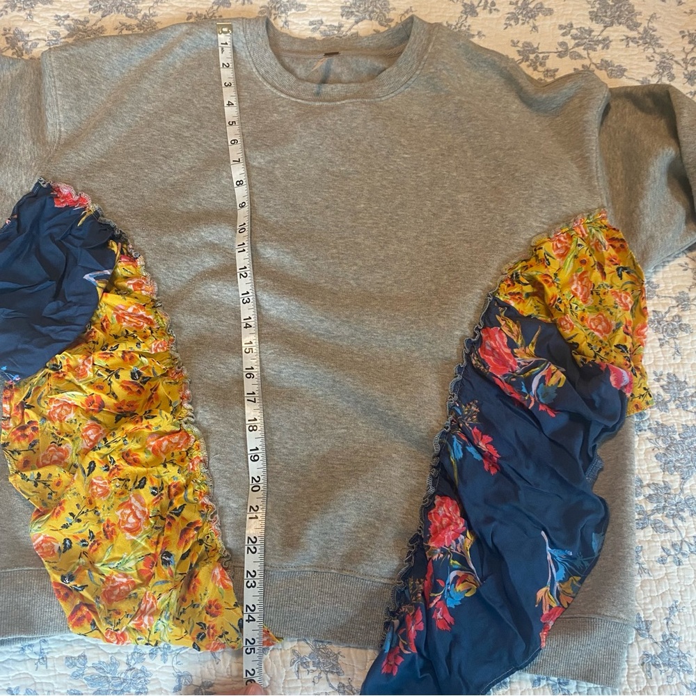 Free People She’s Just So Cute Oversized Floral Ruffle Sweatshirt Size Small - Picture 8 of 11